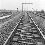 168966 Gezicht op de spoorlijn nabij Weesp, met zig-zag dwarsliggers.N.B. Het spoor op betonblokken met zig-zag ...